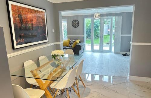 Bar Hill House | Modern 3 bed House with two bathrooms! Free parking!