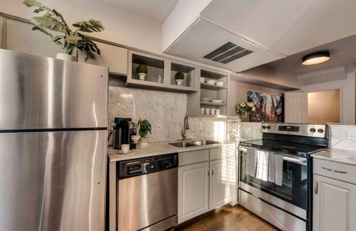 Old East Dallas Condo | Modern 3-bed loft with pool, courtyard, and prime walkable Dallas location.
