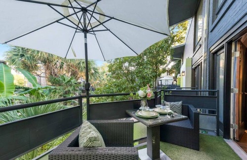 Old East Dallas Condo | Modern 3-bed loft with pool, courtyard, and prime walkable Dallas location.