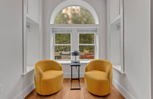 Truxton Circle House | Modern 3 Bed Luxe Rowhome w Patio ideal for Groups