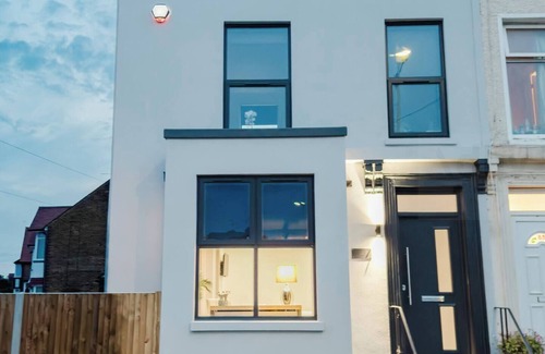 Westbrook House | Modern 3-bed townhouse with en-suites, stylish interiors, private garden & parking—just a 2-min walk to Westbrook Beach. Sleeps 8 with full kitchen, fast Wi-Fi & flexible living space. Perfect for families, groups & business travellers.