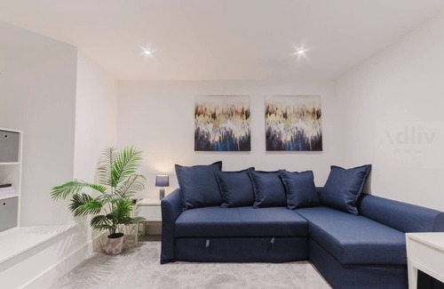 Westbrook House | Modern 3-bed townhouse with en-suites, stylish interiors, private garden & parking—just a 2-min walk to Westbrook Beach. Sleeps 8 with full kitchen, fast Wi-Fi & flexible living space. Perfect for families, groups & business travellers.