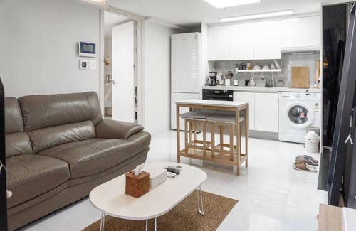 COEX Apartment | Modern 3-bedroom apartment with WiFi and AC in vibrant Gangnam