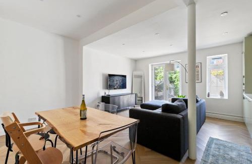 Bruce Grove Apartment | Modern 3 Bedroom Apartment in Tottenham