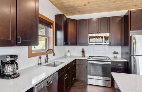 Wears Valley Cabin | Modern 3 Bedroom Cabin with Mountain Views!