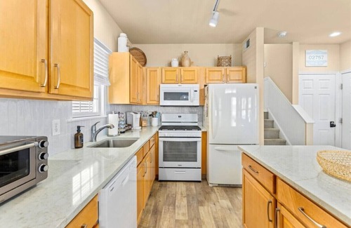 Gold Coast Condo | Modern 3 Bedroom w/Parking – Walk to Beach!