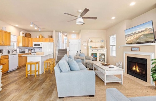 Gold Coast Condo | Modern 3 Bedroom w/Parking – Walk to Beach!