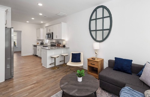 Goose Creek Apartment | Modern 3 BR Cottage Home with Luxury Resort Pool