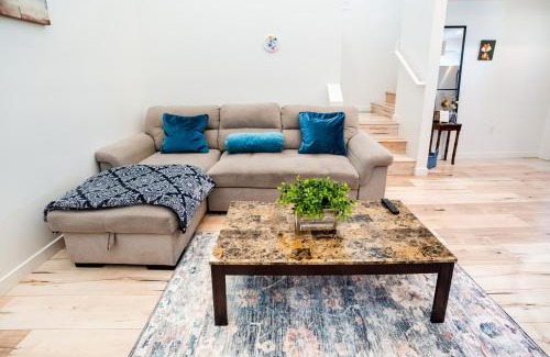 Hollywood Apartment | Modern 3-levels 2-Bedroom Loft by Hollywood Close To Downtown LA