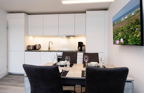 Tinnum Apartment | Modern 3-room app. for 4 pers. with parking space, WLAN, Nespresso machine.