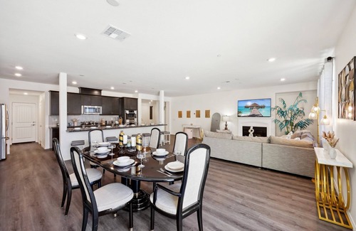 Sun City House | Modern 3000 sqft 5BR/3.5BTH, Gated Yard, Garage