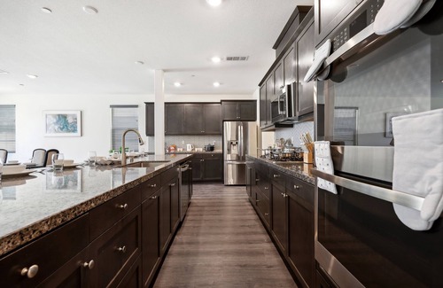 Sun City House | Modern 3000 sqft 5BR/3.5BTH, Gated Yard, Garage