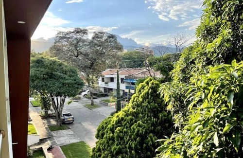Cali Condo | Modern 302 apartment w/AC +WiFi + Parking