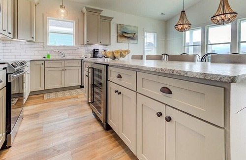 Long Beach House | Modern 3B/2.5B beach home with ocean views Goins 2 Need A Bigger Boat