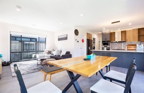 Throsby House | Modern 3B house, pet friendly close nature reserve