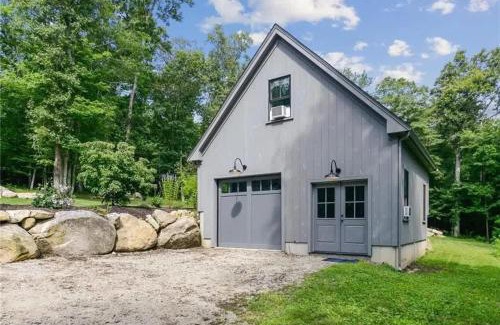 Adamsville House | Modern 3b3b Country House and Barn on quiet road