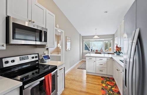 Phinney Ridge House | Modern 3BD house in walkable Ballard, family and dog-friendly, A/C, fenced yard