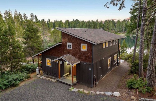 Mason County House | Modern 3BD Lakefront Retreat