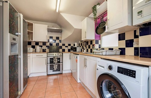 Langley Marish Apartment | Modern 3BD Stay near Elizabeth Line and Heathrow
