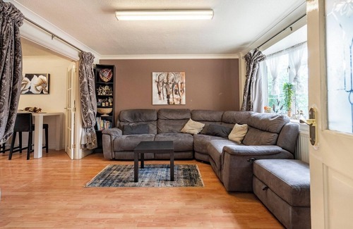 Langley Marish Apartment | Modern 3BD Stay near Elizabeth Line and Heathrow