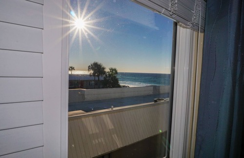Crystal Beach House | Modern 3bedroom cottage steps to private beach ocean view, free beach service!
