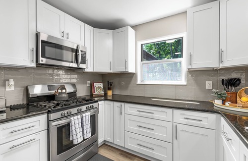 Commerce Township House | Modern [3BR/2BA] Family Home in Commerce Township