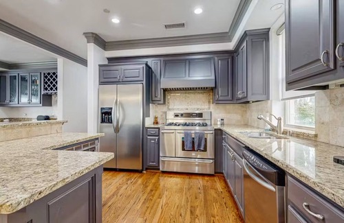 Oak Lawn House | Modern 3BR/3.5BA Townhome in Uptown Dallas with Rooftop & Skyline Views
