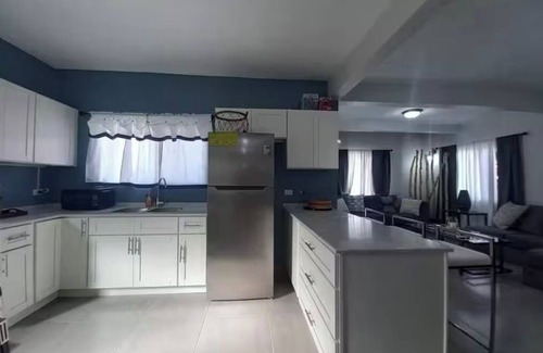 St. John's House | Modern 3BR/3BA Prime location for families or groups. 5mins to Beach & Shopping