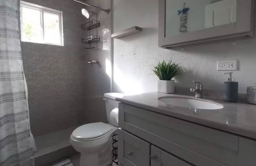 St. John's House | Modern 3BR/3BA Prime location for families or groups. 5mins to Beach & Shopping
