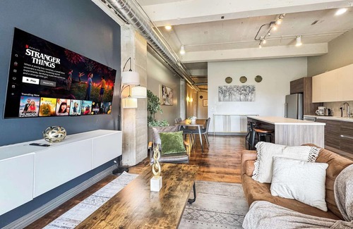 Downtown Dallas Apartment | Modern 3BR DT Dallas | Sleeps 12 | Free Parking