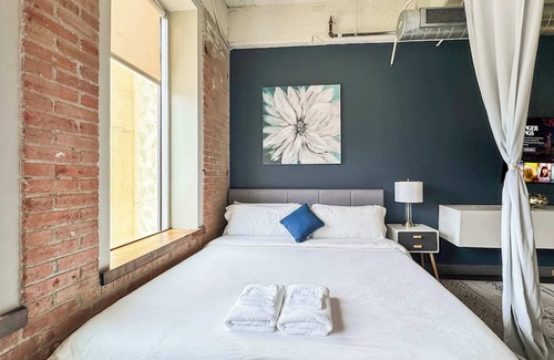 Downtown Dallas Apartment | Modern 3BR DT Dallas | Sleeps 12 | Free Parking