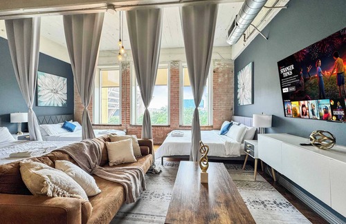 Downtown Dallas Apartment | Modern 3BR DT Dallas | Sleeps 12 | Free Parking
