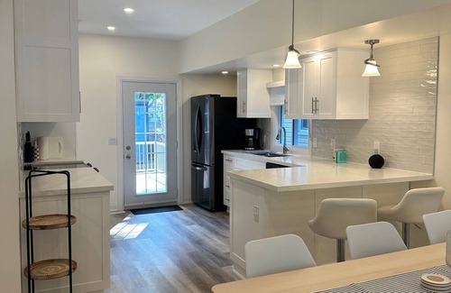 Crystal Beach House | Modern 3BR Home near the Beach w/A/C +WiFi +Free Parking +Firepit +Deck w/BBQ