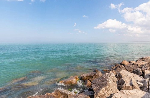 Stoney Creek Apartment | Modern 3BR House Steps to the Beach