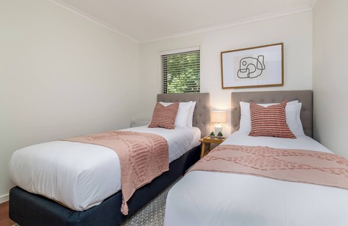 Macquarie House | Modern 3BR in Macquarie