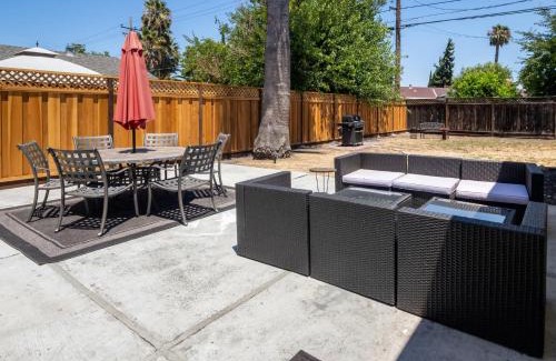 Santa Clara House | Modern 3BR in Silicon Valley - BBQ & Netflix