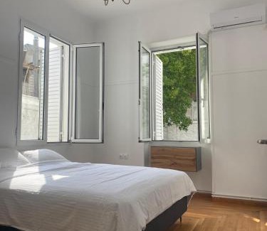 Dafni Apartment | Modern 3BR Maisonette with garden 10 min from Acropolis