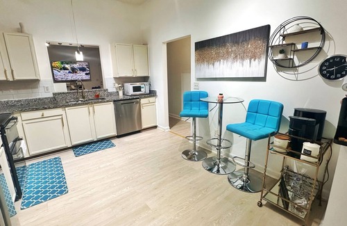 Sunset Road House | Modern 3BR Near Uptown, Backyard + Fast Wi-Fi