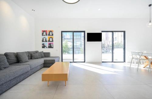 Old North Apartment | Modern 3BR Next to the Sea by HolyGuest