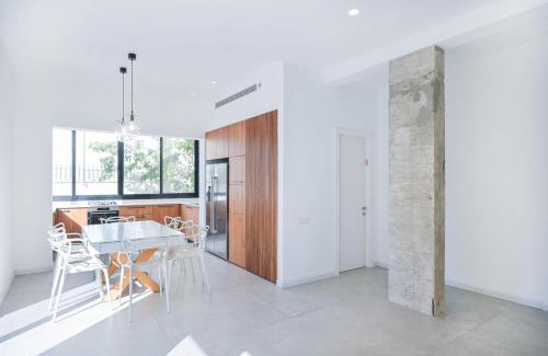 Old North Apartment | Modern 3BR Next to the Sea by HolyGuest
