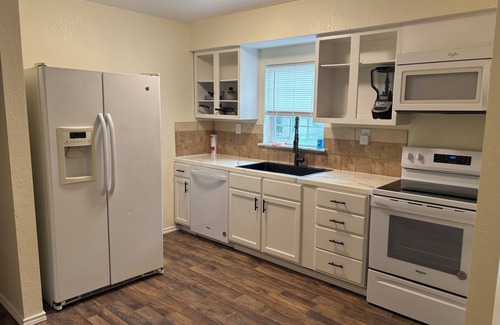 Dennis House | Modern 3BR Retreat on 1 Acre Smart TVs Coffee Bar WiFi