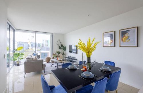 West End Apartment | Modern 3BR Riverside APT w Parking near Shops and Park