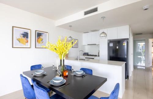 West End Apartment | Modern 3BR Riverside APT w Parking near Shops and Park