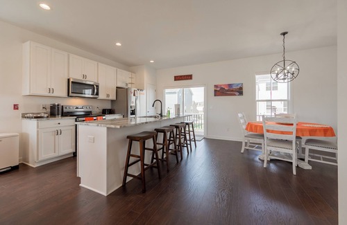 Blacksburg House | Modern 3BR townhome w/stylish decor, balcony, laundry, & workspace near VT & downtown.