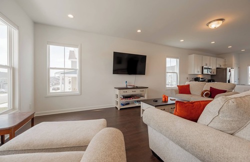 Blacksburg House | Modern 3BR townhome w/stylish decor, balcony, laundry, & workspace near VT & downtown.