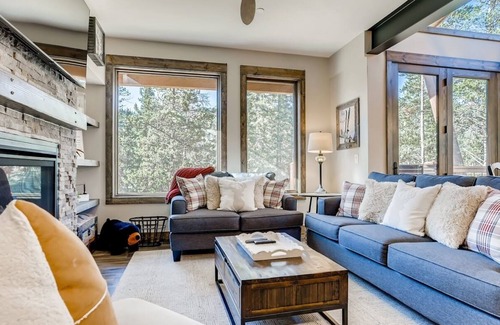 Lakeside Village House | Modern 3BR Townhome, Walk to Lakeside Village Fun!