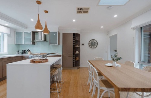 Waramanga House | Modern 3BR with beautiful gardens in Waramanga