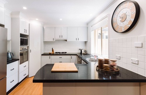 Lyons House | Modern 3BR with Courtyard in Lyons