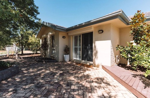Lyons House | Modern 3BR with Courtyard in Lyons