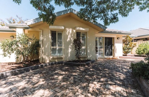 Lyons House | Modern 3BR with Courtyard in Lyons